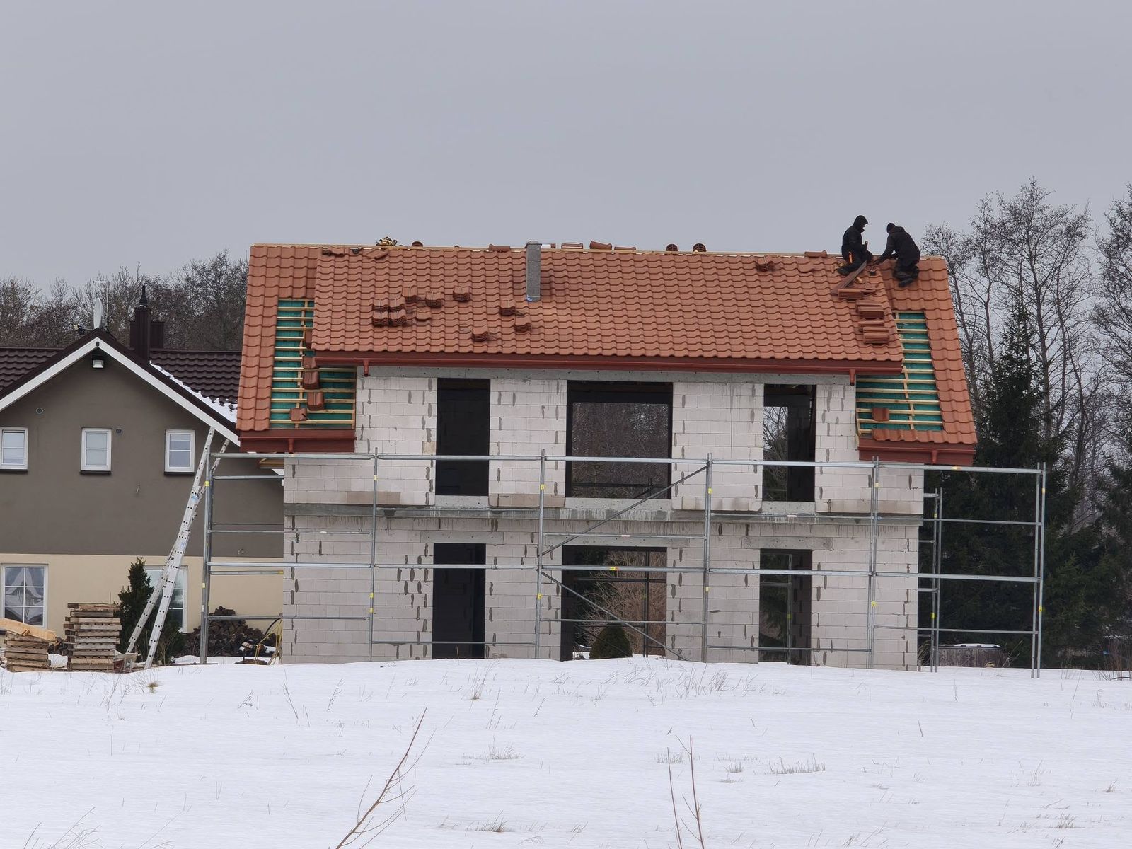 Dvibučio namo čerpių stogo dengimas žiemą